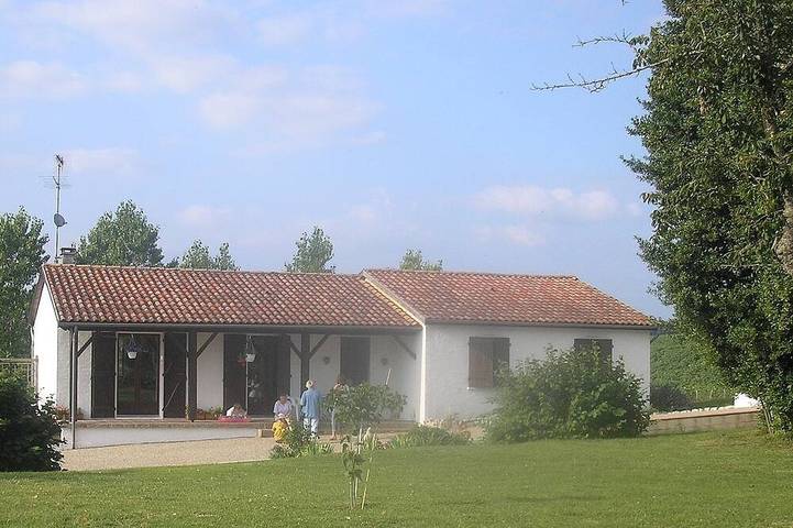 Gîte pour 6 personnes, avec terrasse et jardin à Saint-Jean-de-Duras