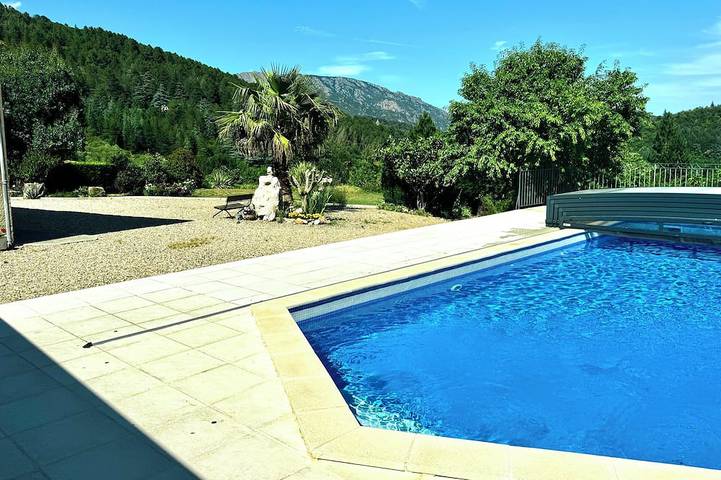 Gîte pour 9 personnes, avec jardin ainsi que jacuzzi et piscine à Olargues