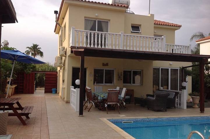 Vacation rental for 6 people, with yard and balcony in South Cyprus