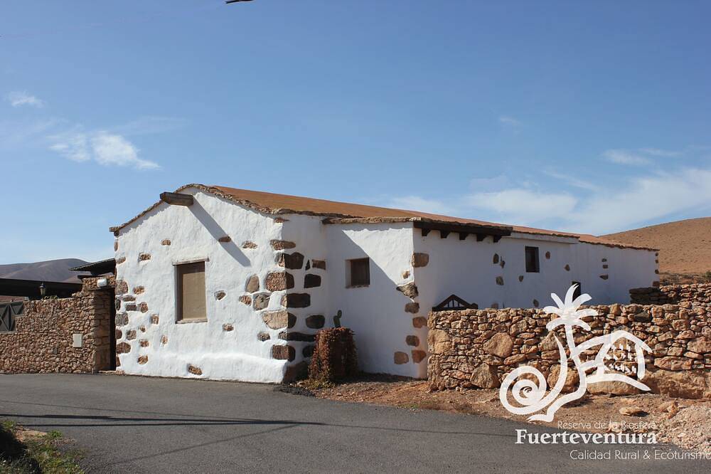 Rafael Grandfather House, avec jacuzzi, piscine, connexion Wi-Fi, pétanque et minigolf in Llanos de la Concepción, Puerto del Rosario
