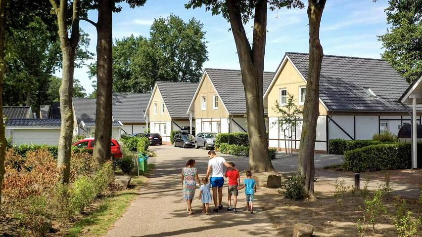 Vakantiehuis voor 6 personen, with Terras and Tuin as well as Zwembad and Sauna in Susteren