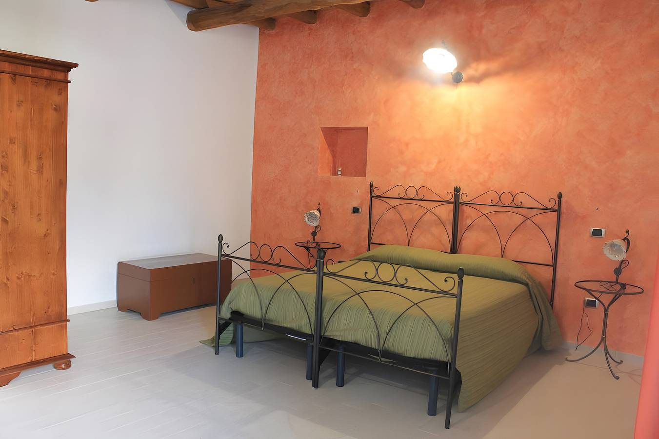 Antico Casale Gioiosa Marea Chambre 'Gioiosa Guardia' avec Vue sur la Montagne, Wi-Fi et Climatisation in Gioiosa Marea, Province de Messina