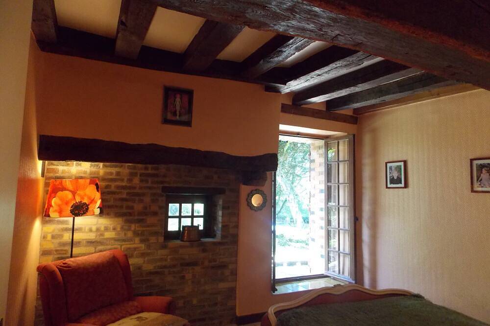 Grande maison dans les bois sur les chemins de Colette & du Château de Guedelon<br> in Saint-Sauveur-en-Puisaye, Région d'Auxerre