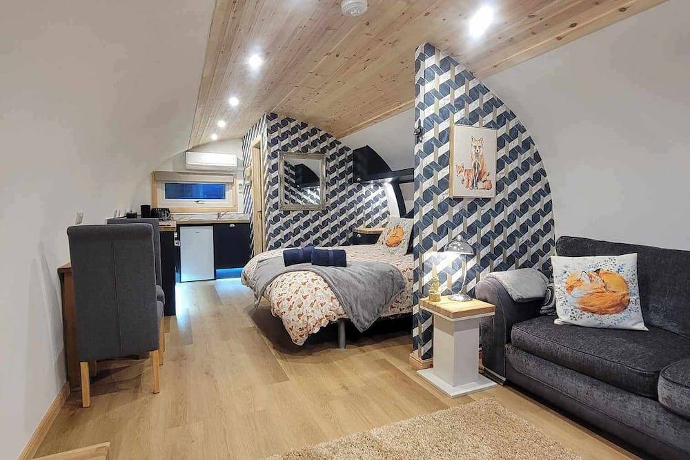 The Galloway Steading- The Fox's Den couples retreat cabin with Hot tub in Dumfries and Galloway