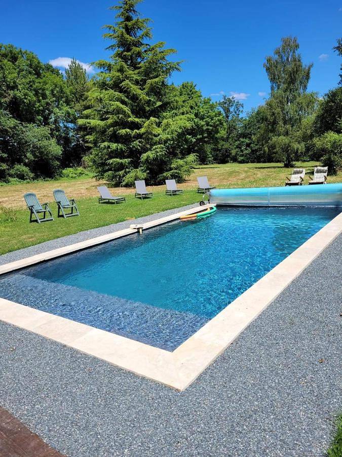 Location de vacances pour 2 personnes, avec Terrasse et Jacuzzi ainsi que Jardin et Piscine à Préveranges