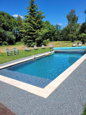 Chambre d’hôte pour 4 personnes, avec jardin et piscine ainsi que sauna et jacuzzi dans le Cher