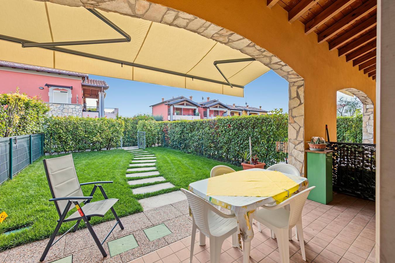 Appartamento intero, Appartamento 'Casa Vacanze Da Ricky App 6' con piscina condivisa, Wi-Fi e aria condizionata in Peschiera del Garda, Prealpi Gardesane