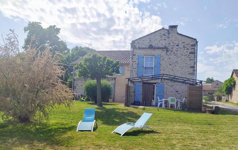 Location de vacances pour 4 personnes, avec Balcon et Terrasse ainsi que Jardin et Vue à Laguépie