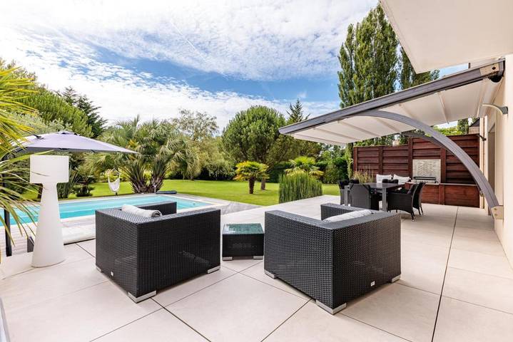 Location de vacances pour 14 personnes, avec vue ainsi que jardin et piscine à Vigneux-de-Bretagne - 2