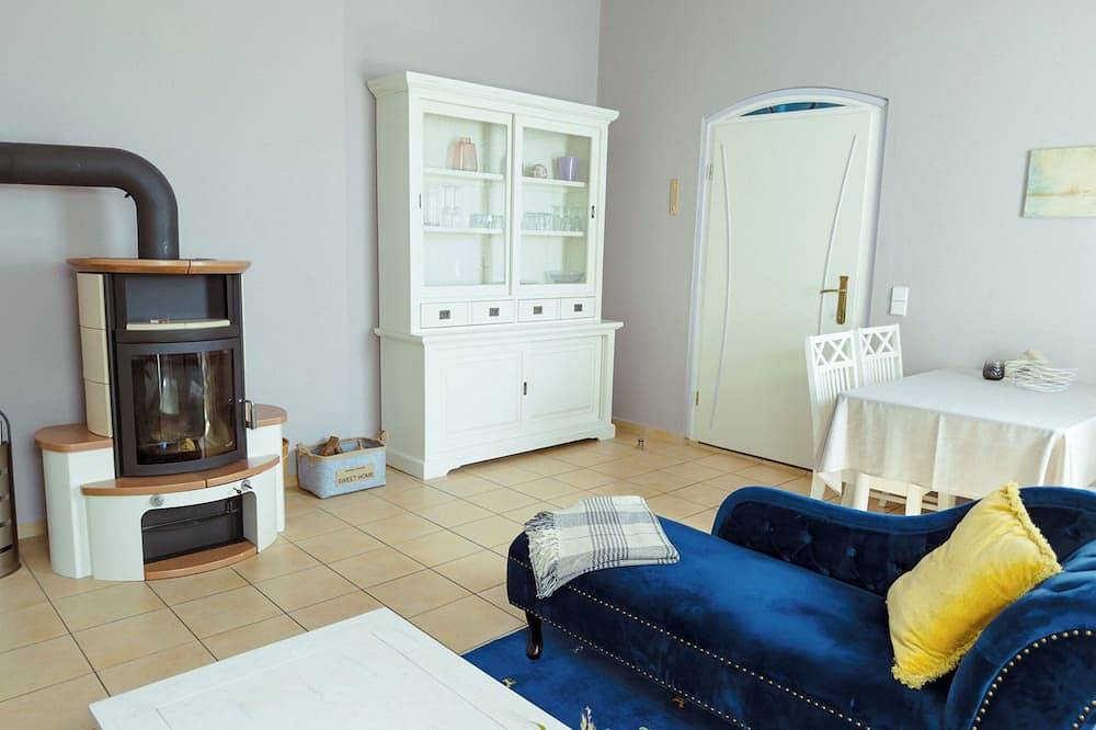 Ganze Wohnung, Wohnung 3 · Rose – Gartenwohnung mit Terrasse & Himmelbett in Temmen-Ringenwalde, Barnimerland Region