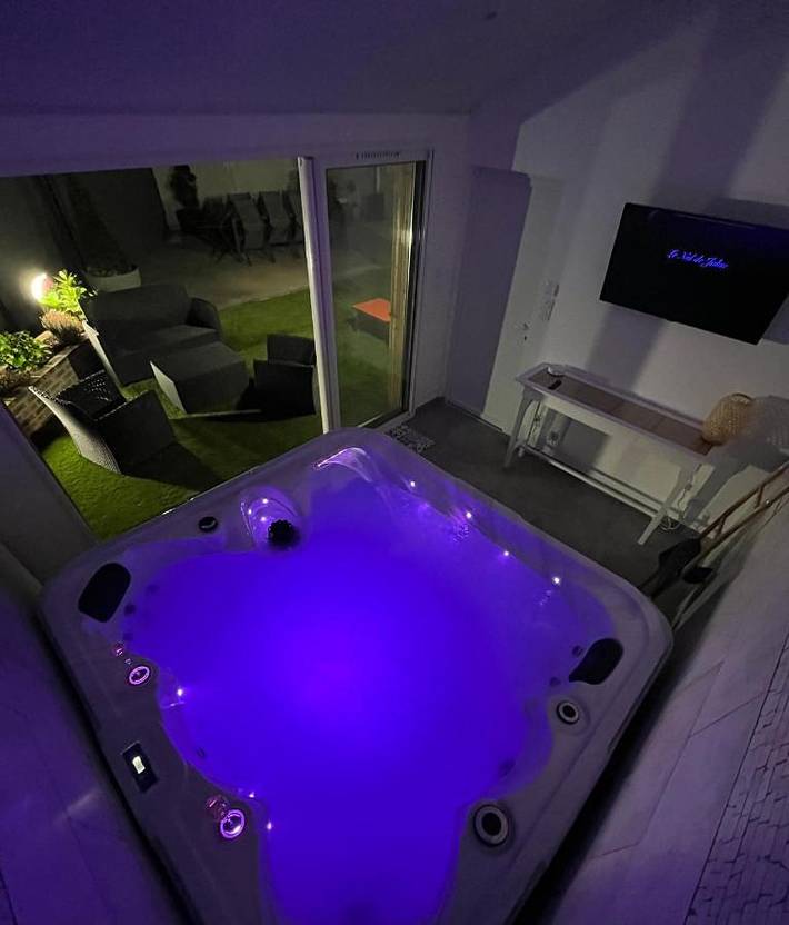 Gîte pour 11 personnes, avec terrasse et jacuzzi dans Époye