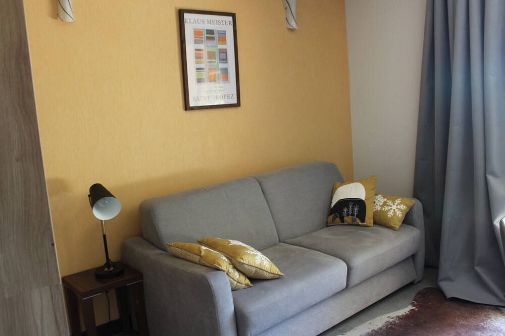 Ganze Wohnung, Gemütliches Studio mit Terrasse, Poolzugang & Haustiere erlaubt in Jausiers in Jausiers, Nationalpark Mercantour