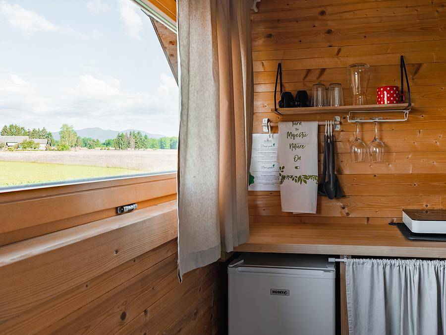 Glamping Kolpa Resort - Chalet 4 personen - Wooden house His, 22m² - Private Toilette, Sink & Outdoor Tub in Möttling, Slowenien