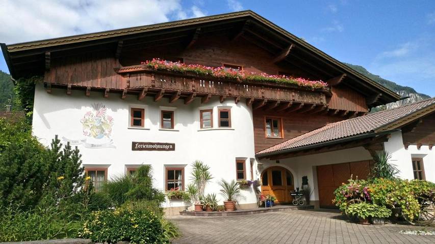 Ferienwohnung für 8 Personen, mit Balkon und Terrasse sowie Garten in Vandans
