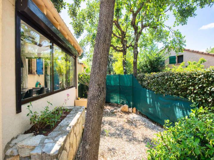 Gîte pour 7 personnes, avec terrasse ainsi que jardin et piscine, adapté aux familles à Tourrettes - 4