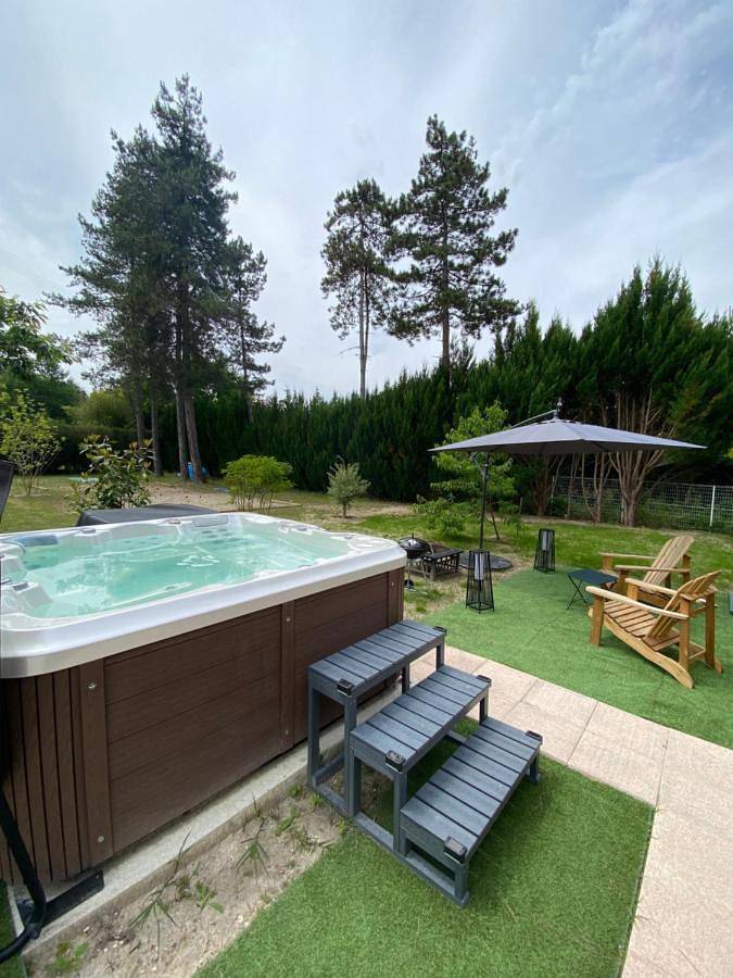 Gîte pour 2 personnes, avec jardin et jacuzzi à Villeny