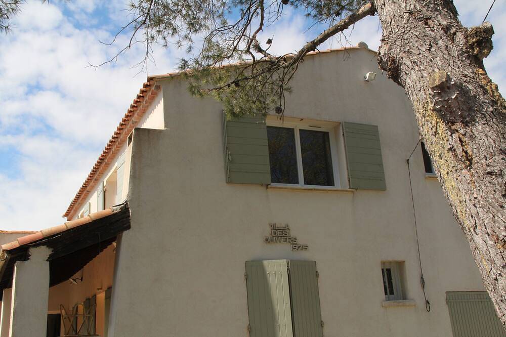 Entire apartment, Charming apartment 2 to 6 people with garden in the heart of Fontvieille Alpill in Fontvieille, Arles region