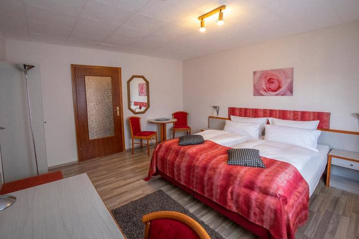 Hotel für 4 Personen, mit Terrasse und Garten sowie Pool und Sauna in Battenberg - 3