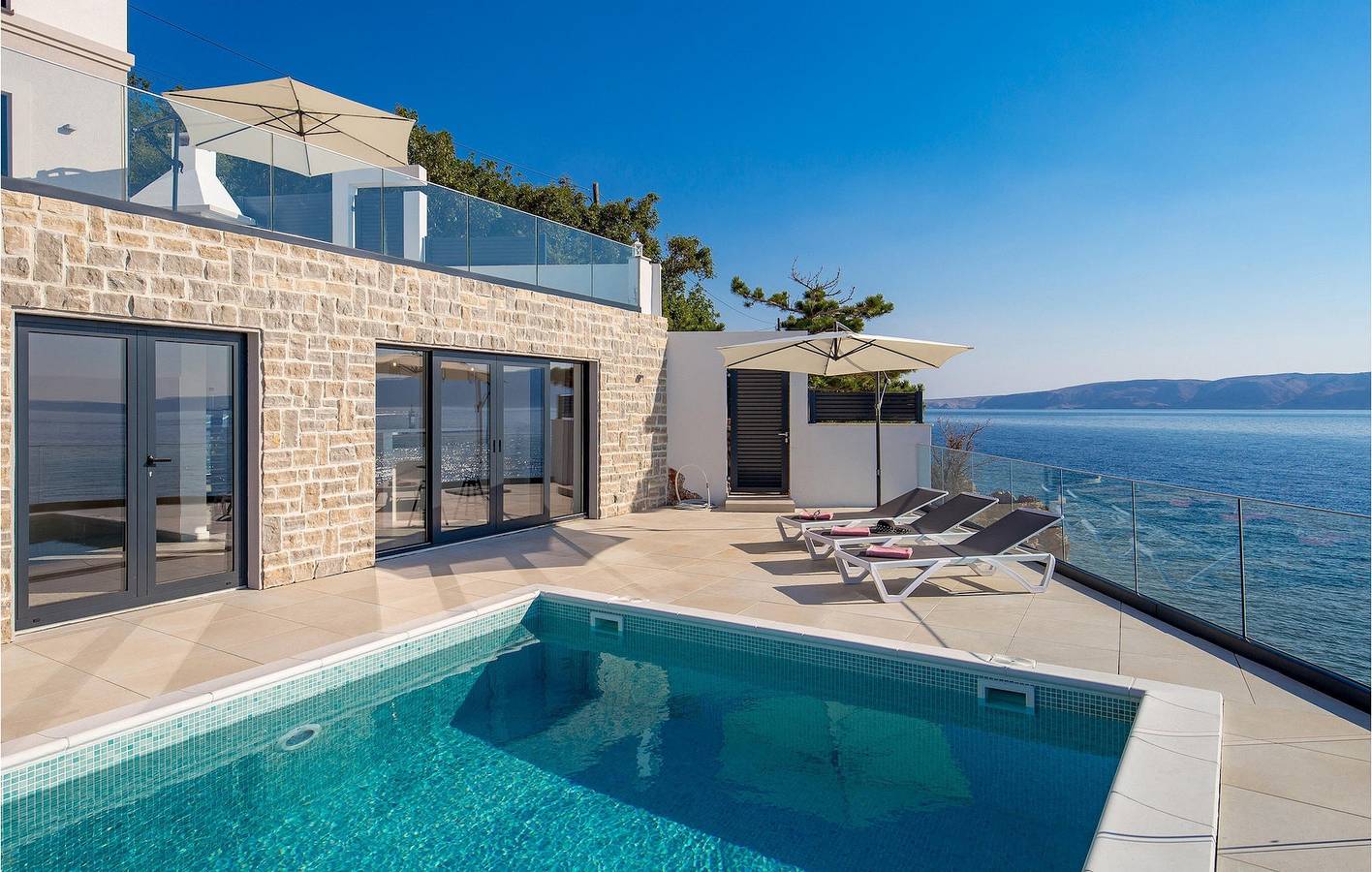 Modernes Apartment mit 2 Schlafzimmern, Pool, in Strandnähe und mit kostenlosen Parkplätzen in Kvarner Festland