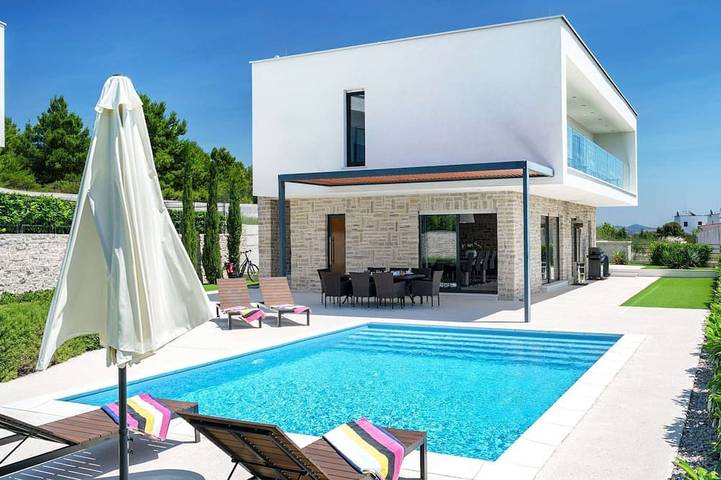 Villa pour 8 personnes, avec jacuzzi ainsi que balcon et jardin à Tribunj