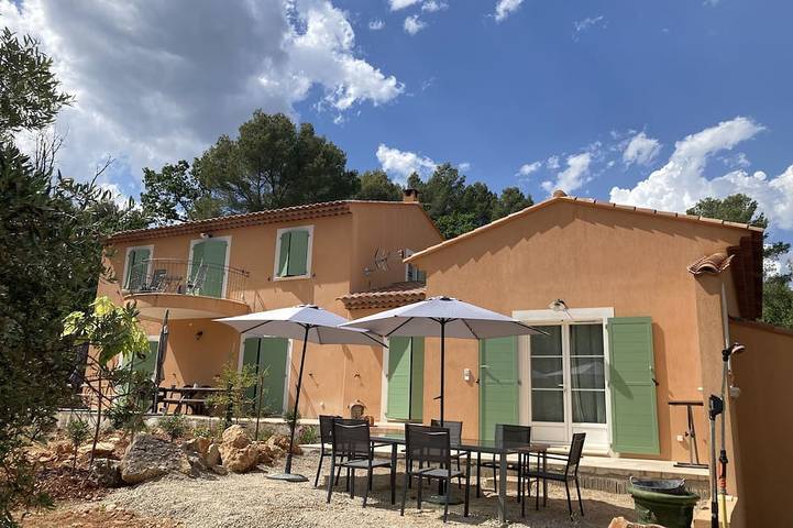 Gîte pour 4 personnes, avec terrasse ainsi que piscine et jardin