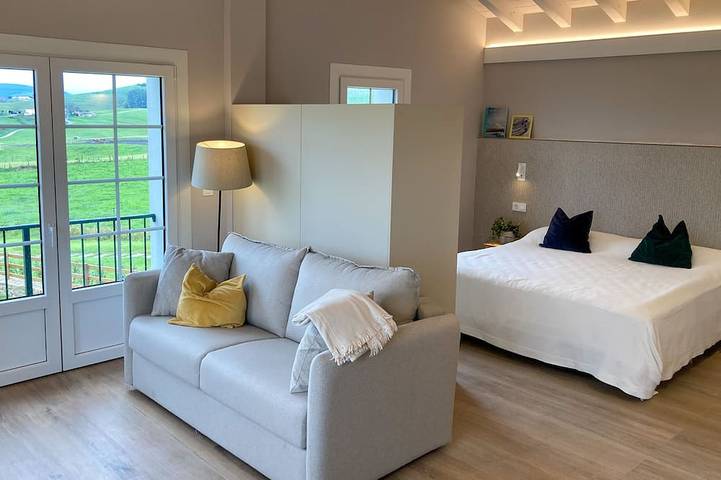 Appartement entier, \"Los Locos\" - Cozy studio with mountain view & surf camp connection in Playa de Oyambre (Valdáliga), San Vicente de la Barquera