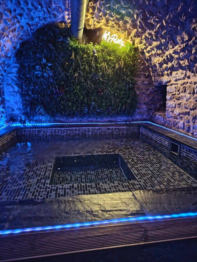 Location de vacances pour 6 personnes, avec piscine ainsi que jardin et jacuzzi dans Villampuy