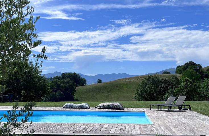 Gîte pour 5 personnes, avec jardin et piscine à Çaro