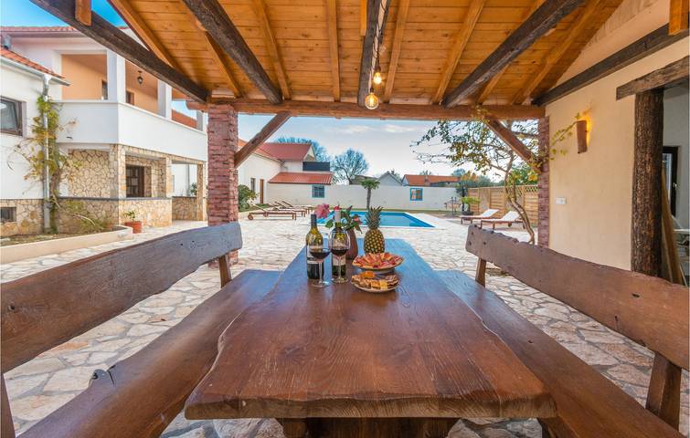 Feriehus for 12 personer med terrasse in Grad Benkovac, Zadar