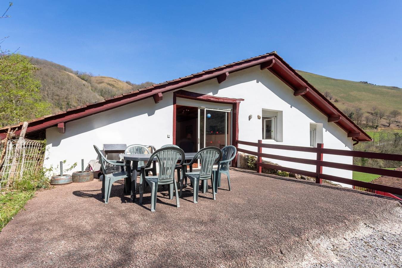 Ganze Wohnung, 150 m² große ebenerdige Wohnung mit Bergblick, privater Terrasse und Wlan in Estérençuby, Bayonne und Umgebung