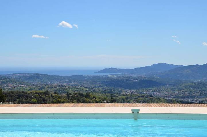 Location de vacances pour 8 personnes, avec terrasse et jardin à Châteauneuf-Grasse