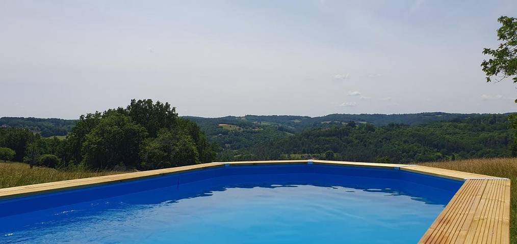 Location de vacances pour 10 personnes, avec vue ainsi que terrasse et piscine à Plazac
