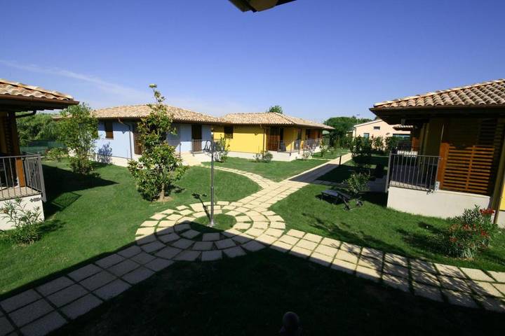 Resort per 4 persone, con piscina per bambini e piscina nonché idromassaggio e giardino, con animali domestici nelle Marche