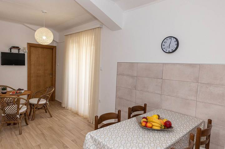 Ganze Wohnung, Helles Apartment nur 150 Meter zum Strand mit Dachterrasse, Meerblick, Grill in Crikvenica, Primorje-Gorski Kotar