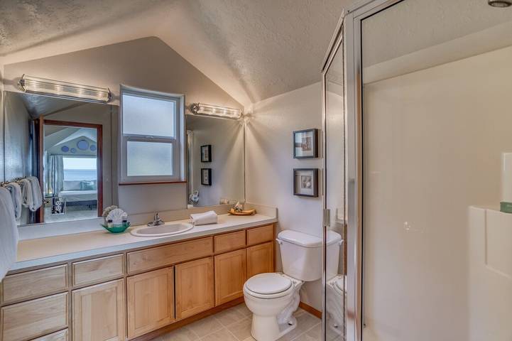 Vacation rental for 12 people, with hot tub and balcony, with pets in Oregon Coast