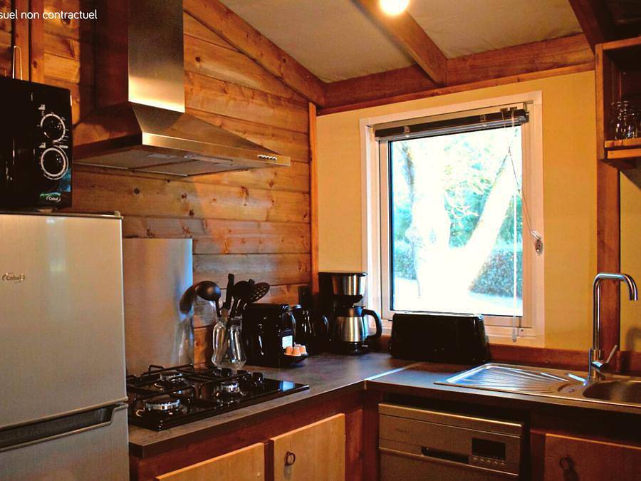 Flower Camping La Plage - Chalet 5 personen - Vip Premium Lodge 34m² - Seeblick (2 Zimmer) + Tv + Bettwäsche + Handtücher + überdachte Terrasse 11m² 4/5 pers. in Treignac, Tulle und Umgebung