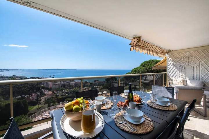 Appartement de vacances pour 4 personnes, avec piscine ainsi que vue et terrasse dans Cannes La Bocca
