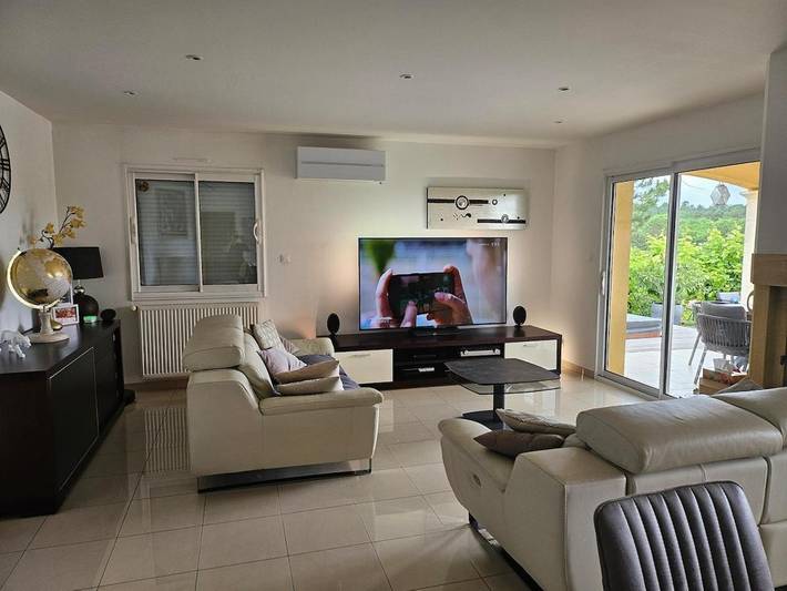 Location de vacances pour 5 personnes, avec Jacuzzi ainsi que Terrasse et Piscine à Bassillac