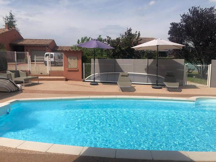 Villa pour 6 personnes, avec vue ainsi que jardin et piscine à Roussillon