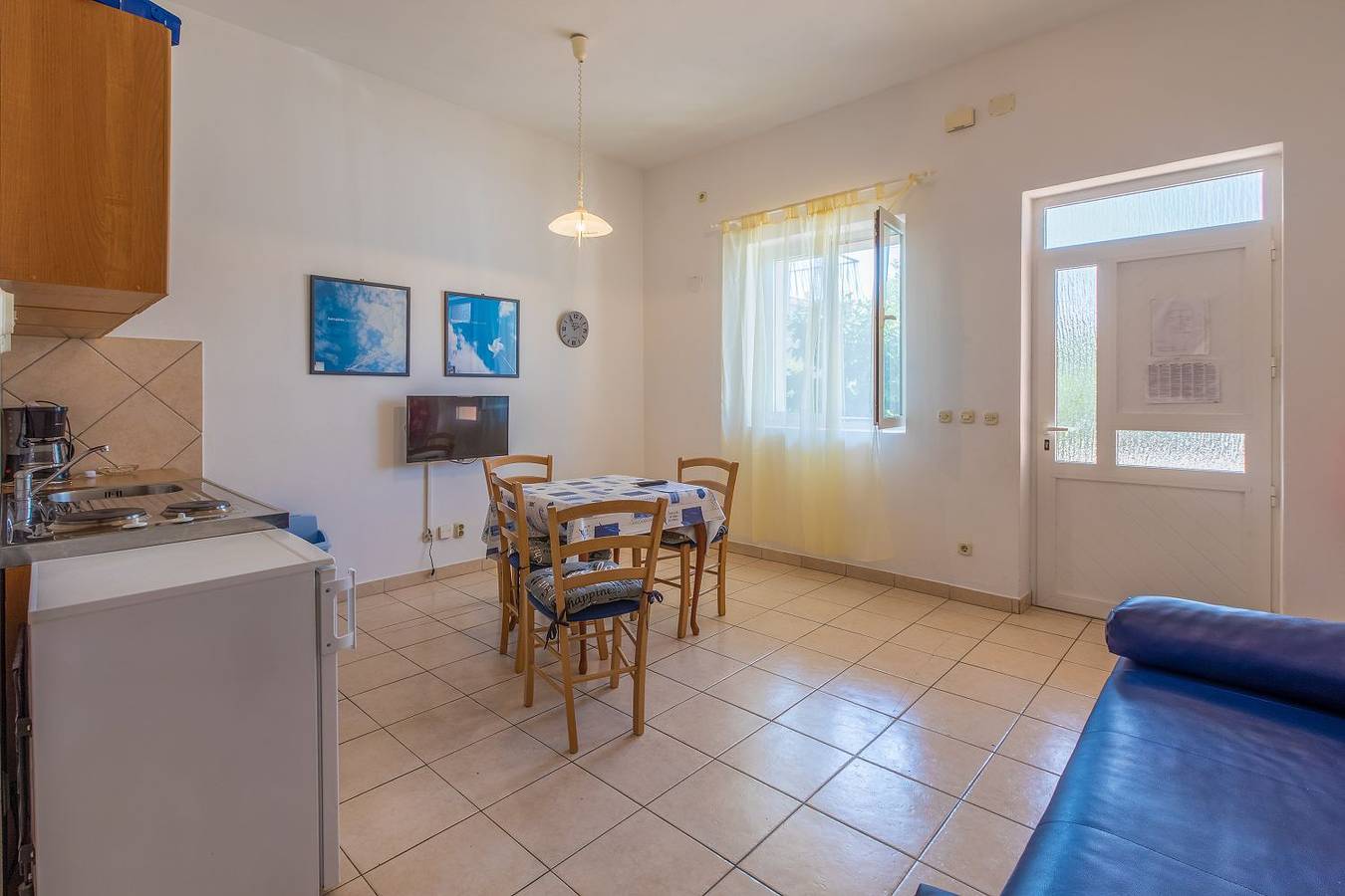 Ganze Wohnung, Preiswertes Familienapartment nur 100 Meter zum Strand mit privater Terrasse in Crikvenica, Primorje-Gorski Kotar