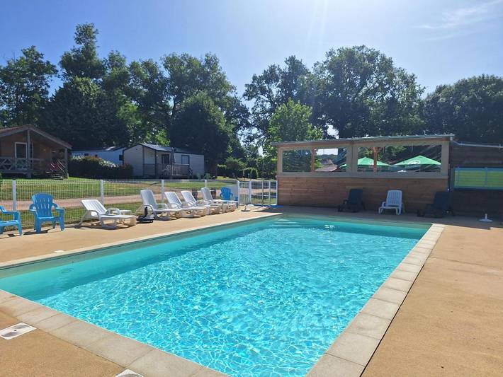 Camping pour 5 personnes, avec Terrasse ainsi que Jardin et Piscine dans Allier