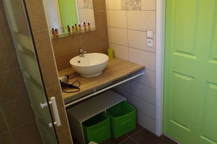 Location de vacances pour 4 personnes, avec terrasse ainsi que jardin et piscine à Gastes - 4