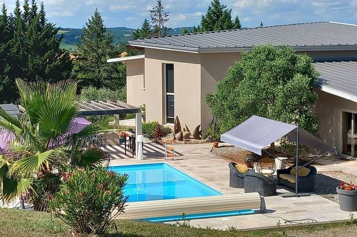 Gîte pour 4 personnes, avec Piscine à Perville