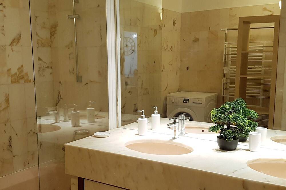 Ganze Wohnung, Geräumige 2-Zi.-Wohnung im Zentrum von Brides-les-Bains mit Balkon und Wifi in Brides-les-Bains, Les Trois Vallées