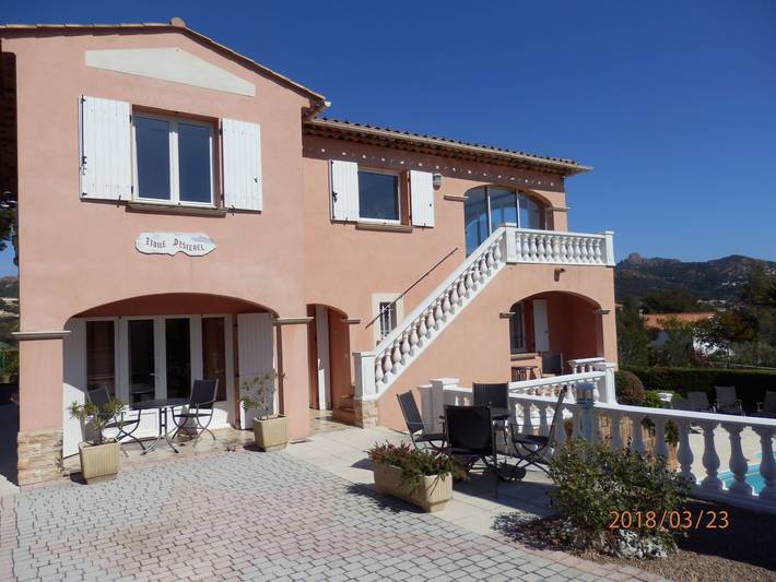 Location de vacances pour 4 personnes, avec Terrasse ainsi que Jardin et Piscine dans Cap Estérel