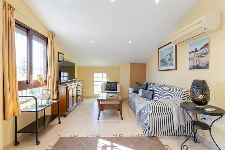 Location de vacances pour 6 personnes, avec terrasse et jardin dans La Marina - 2