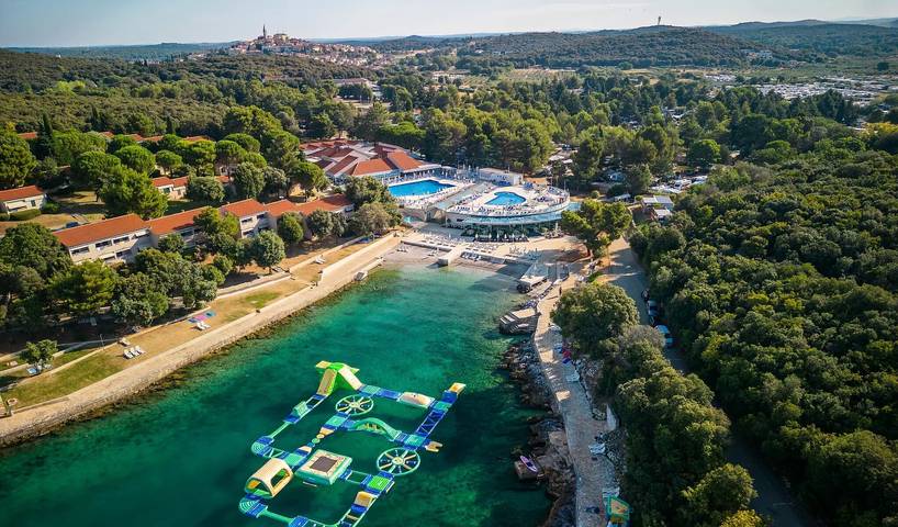 Camping für 4 Personen, mit Terrasse und Pool in Vrsar
