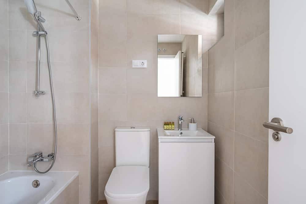 Entire apartment, Cuatro Caminos - 2 bedrooms duplex in Tetuán, Madrid