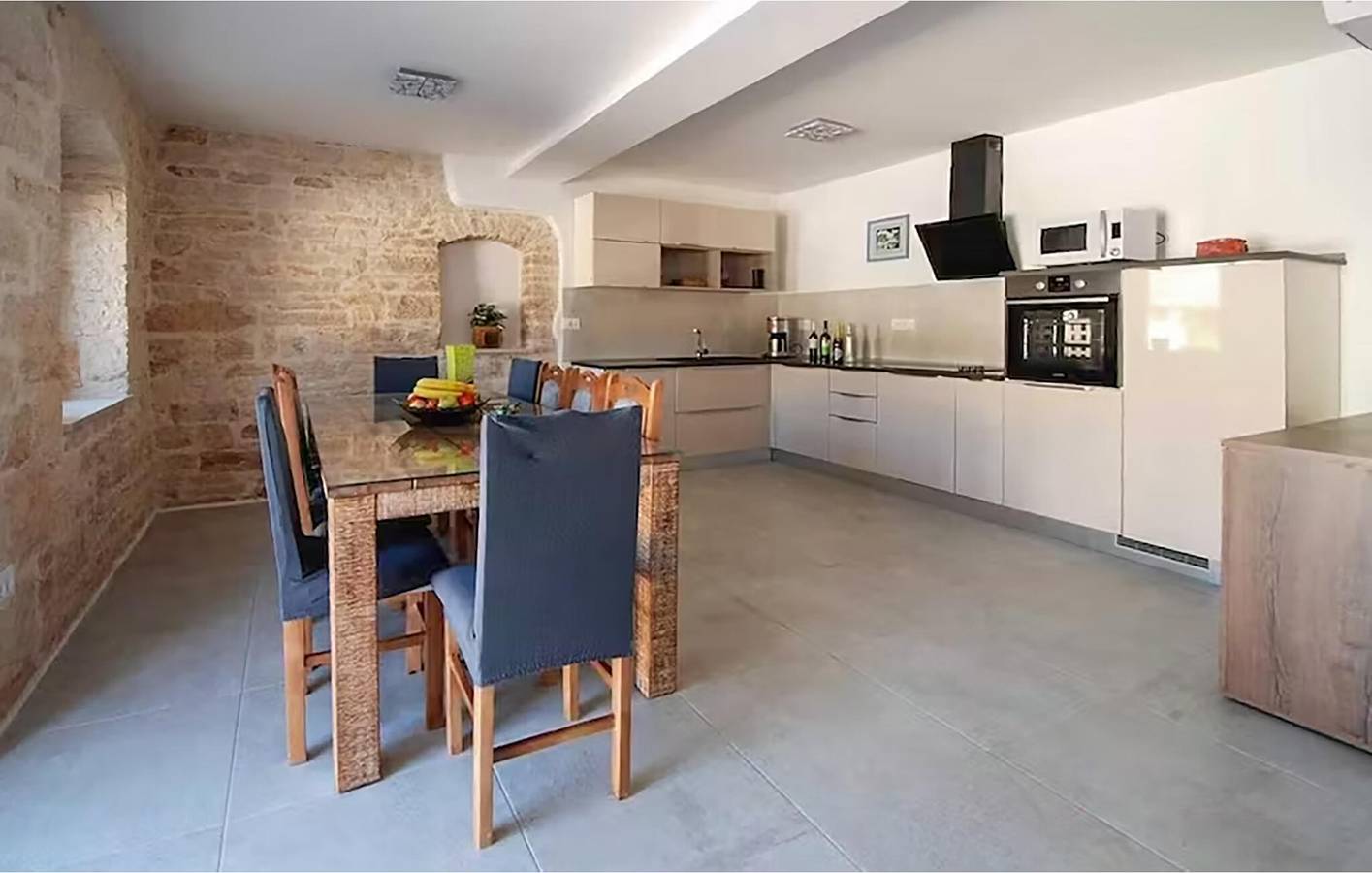 Charmant appartement de 2 chambres avec terrasse, Wi-Fi et parking à Rovinjsko Selo in Rovinjsko Selo, Rovinj