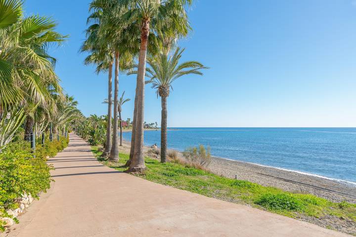 Entire apartment, Flat Playabella, between Puerto Banus and Estepona in La Resina, Estepona